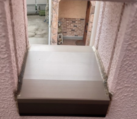 ベランダ笠木コーキング変色　打ち直し前